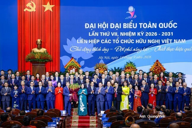 Chủ tịch Ủy ban Trung ương MTTQ Việt Nam Bùi Thị Minh Hoài tặng hoa chúc mừng Ban Chấp hành Liên hiệp các tổ chức hữu nghị Việt Nam khóa VII.