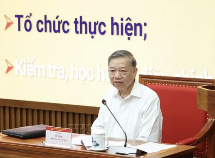 Tổng Bí thư, Chủ tịch nước Tô Lâm trao đổi và truyền đạt Chuyên đề. Ảnh: Thống Nhất/TTXVN