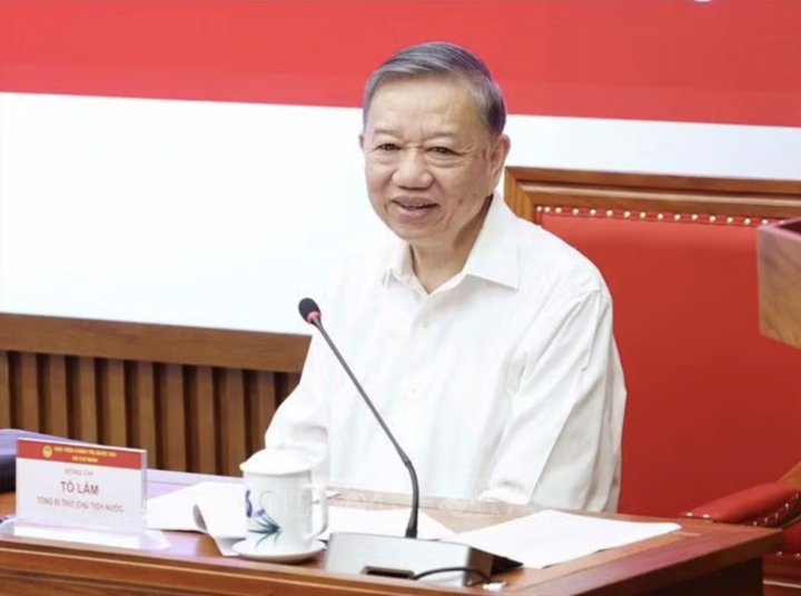 Tổng Bí thư, Chủ tịch nước Tô Lâm trao đổi và truyền đạt Chuyên đề. Ảnh: Thống Nhất/TTXVN