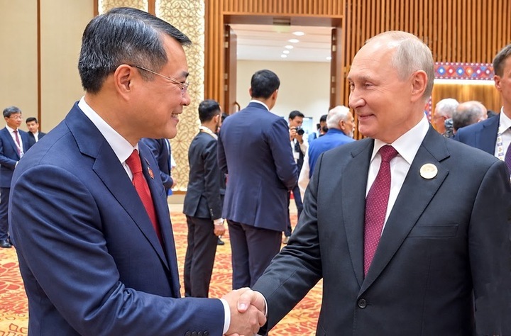 Thủ tướng Lê Minh Hưng gặp Tổng thống Liên bang Nga Vladimir Putin - Ảnh: BNG