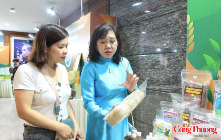 Các đại biểu tham quan gian hàng trưng bày tại Hội nghị kết nối cung cầu nông sản Gia Lai năm 2026.