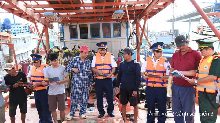 Cán bộ, chiến sĩ Bộ Tư lệnh Vùng Cảnh sát biển 3 và Trạm Biên phòng cửa khẩu cảng Vũng Tàu tuyên truyền cho chủ tàu, thuyền viên những quy định của pháp luật về khai thác thủy sản, các hành vi bị nghiêm cấm trong hoạt động khai thác hải sản.