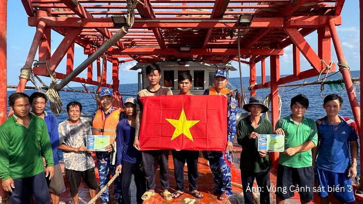 Hải đội 33 tặng cơ Tổ quốc cho bà con ngư dân.
