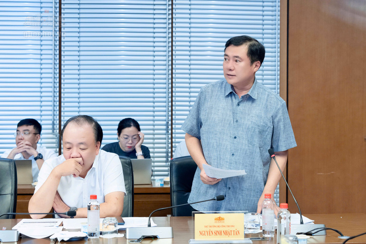 Thứ trưởng Bộ Công Thương Nguyễn Sinh Nhật Tân giải trình, tiếp thu ý kiến đóng góp của các đại biểu. Ảnh: Nguyễn Hùng