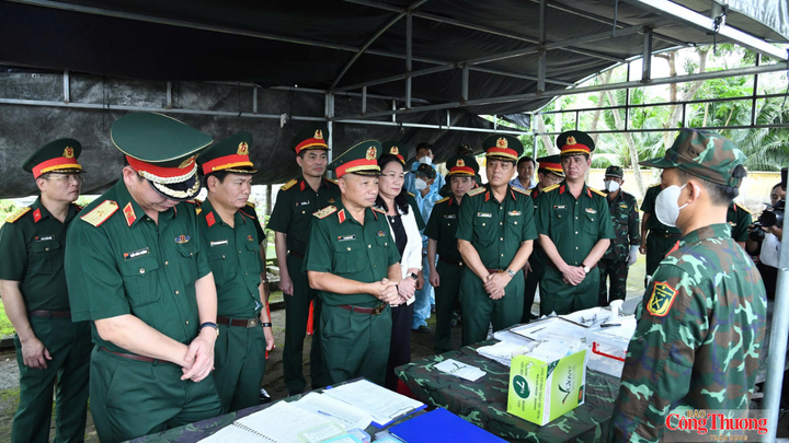 Thượng tướng Lê Quang Minh, Phó Chủ nhiệm Tổng cục Chính trị Quân đội nhân dân Việt Nam, Ủy viên Ban Chỉ đạo 515 quốc gia làm việc với Ban Chỉ đạo 515 tỉnh Vĩnh Long về công tác tìm kiếm, quy tập và xác định danh tính hài cốt liệt sĩ.