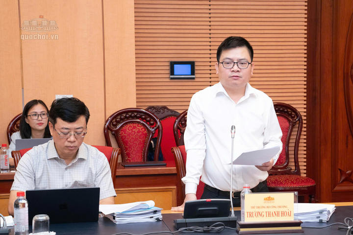 Thứ trưởng Bộ Công Thương Trương Thanh Hoài trình bày tóm tắt dự án Luật. Ảnh: Cao Hoàng