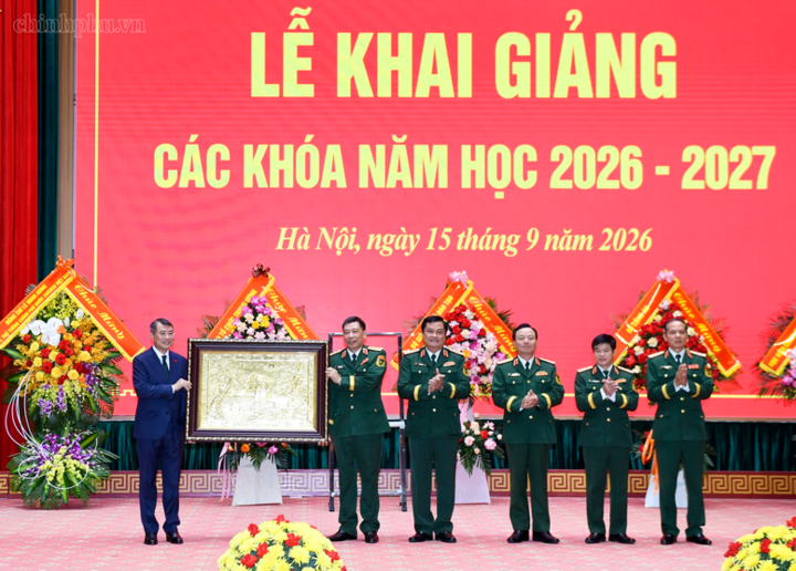Thủ tướng tặng quà lưu niệm cho Học viện Quốc phòng - Ảnh: chinhphu.vn/Nhật Bắc