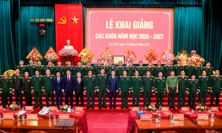 Thủ tướng Lê Minh Hưng với các đại biểu tại lễ khai giảng các khóa năm học 2026 – 2027 của Học viện Quốc phòng - Ảnh: chinhphu.vn/Nhật Bắc