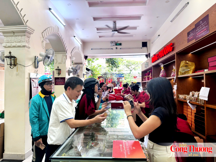 Những ngày cận Tết Trung thu, cửa hàng Bánh mứt Đông Phương trên phố Cầu Đất, Hải Phòng thu hút đông khách đến mua bánh.
