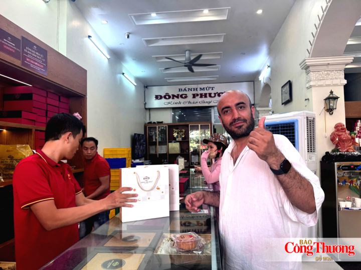 Ông Ahmed Al-Mansoori bị hấp dẫn với sự yêu thích của người tiêu dùng đối với bánh trung thu Đông Phương.
