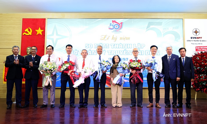 Lãnh đạo PTC4 tri ân các thế hệ lãnh đạo PTC4 qua các thời kỳ.
