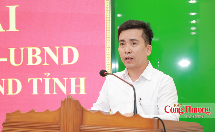 Ông Trương Văn Dương, Chánh Văn phòng Sở Công Thương Hà Tĩnh công bố quyết định.