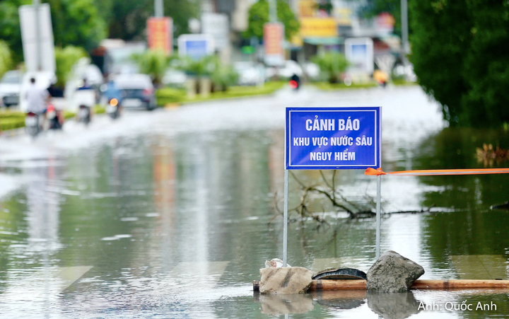 Mưa lớn trong nhiều ngày khiến một số tuyến đường ở Thanh Hoá ngập nặng