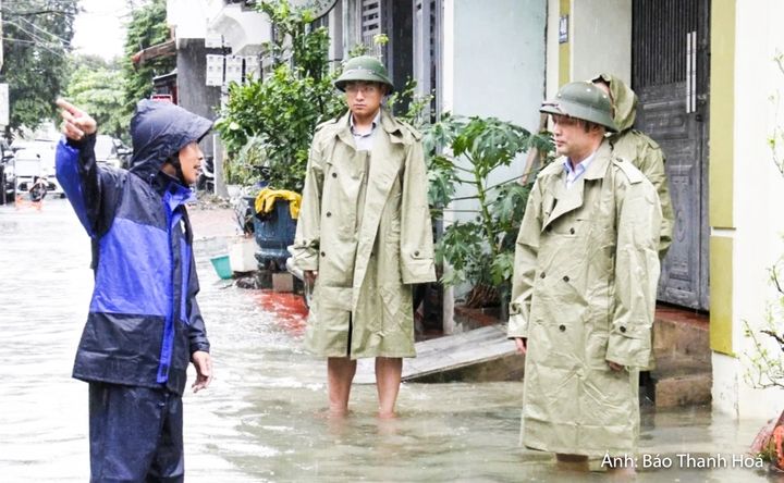 Phó Chủ tịch UBND tỉnh Thanh Hóa Cao Văn Cường kiểm tra tình trạng ngập cục bộ do ảnh hưởng của các trận mưa lớn tại các tuyến phố thuộc địa bàn phường Hạc Thành