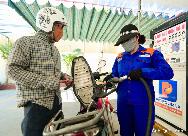 Những tháng cuối năm, nhu cầu tiêu thụ xăng dầu thường tăng cao cùng hoạt động sản xuất, xây dựng, vận tải và tiêu dùng.