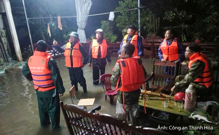 Vào khoảng 2 giờ, ngày 15/9, Công an xã Công Chính khẩn trương vận động, hỗ trợ người dân di dời người già, trẻ nhỏ và tài sản đến nơi an toàn.