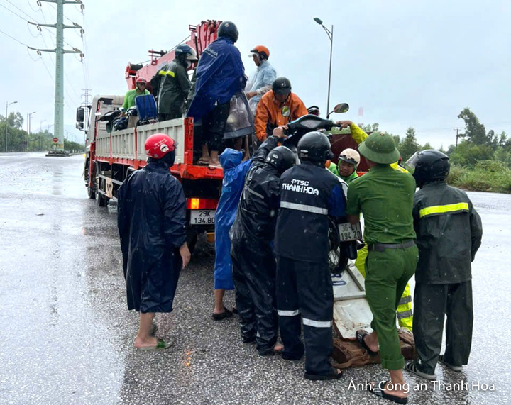Lực lượng Công an cơ sở bám sát địa bàn, kịp thời hỗ trợ người dân.