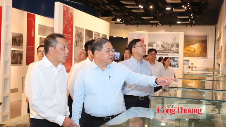 Phó Thủ tướng Phạm Gia Túc thăm phòng truyền thống của EVN.