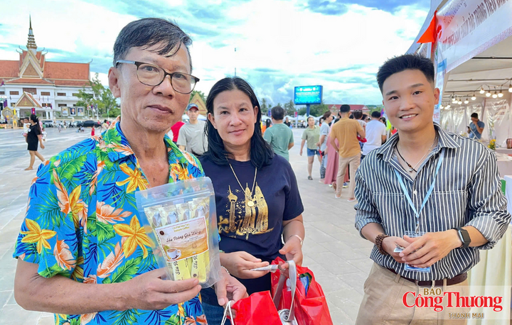Du khách nước ngoài tìm hiểu về sản phẩm OCOP của Gia Lai.