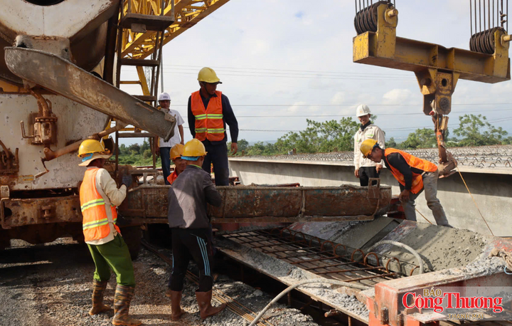 Công nhân thi công Dự án thành phần 3 cao tốc Quy Nhơn - Pleiku.