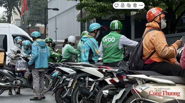 Tài xế xe công nghệ đón khách, chờ giao hàng dưới một toà nhà văn phòng bên đường Lê Duẩn, phường Sài Gòn, TP. Hồ Chí Minh, trưa 15/9.