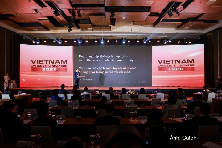 Ông Đậu Anh Tuấn, Phó Tổng thư ký kiêm Trưởng Ban Pháp chế Liên đoàn Thương mại và Công nghiệp Việt Nam (VCCI) chia sẻ tại lễ vinh danh.