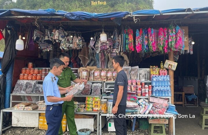 Lực lượng chức năng tỉnh Sơn La tăng cường công tác tuyên truyền và kiểm tra an toàn thực phẩm tại xã Tà Xùa.