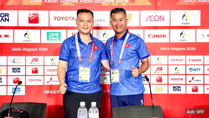 HLV Đinh Hồng Vinh (ngoài cùng phải) nhấn mạnh mục tiêu trước mắt của U23 Việt Nam là vượt qua vòng bảng.