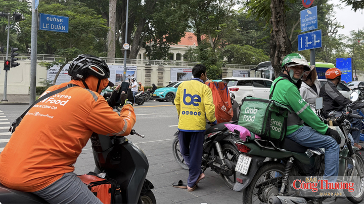 Tài xế xe công nghệ chờ khách ở đường Lê Duẩn, TP. Hồ Chí Minh trưa 15/9.