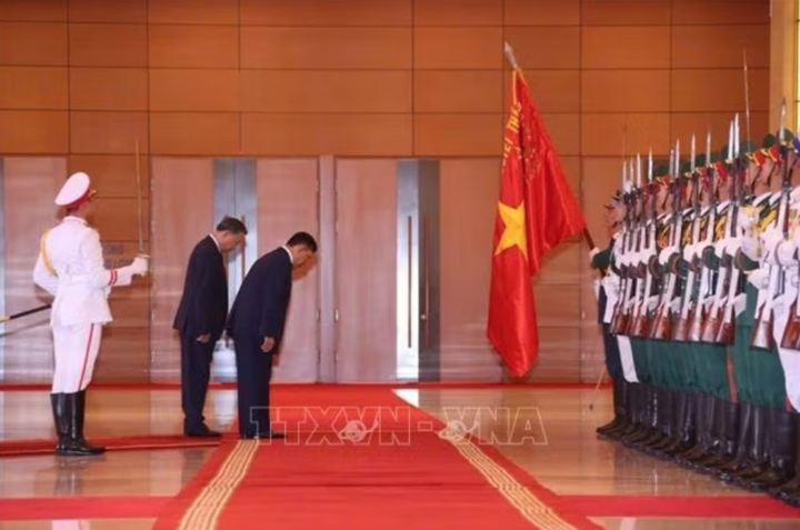 Tổng Bí thư, Chủ tịch nước Tô Lâm và Nhà vua Thái Lan Maha Vajiralongkorn Phra Vajiraklaochaoyuhua duyệt Đội danh dự Quân đội nhân dân Việt Nam. Ảnh: Văn Điệp/TTXVN