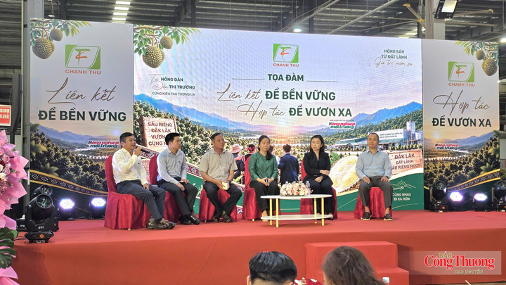 Các đại biểu trao đổi, giải đáp các ý kiến của nông dân, hợp tác xã, doanh nghiệp xuất khẩu.