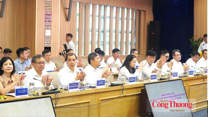 Lãnh đạo EVN cùng đại diện các phòng ban chức năng tập đoàn tham dự buổi làm việc.