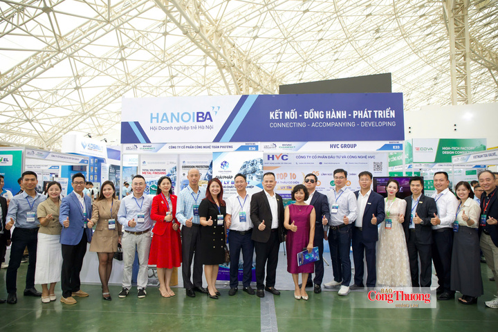 Các đại biểu chụp ảnh lưu niệm tại các gian hàng.