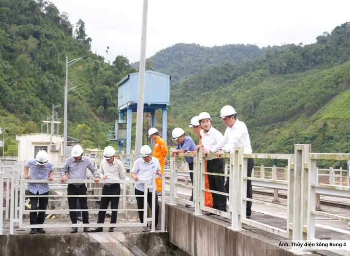 Đoàn công tác kiểm tra Đập dâng Thủy điện Sông Bung 4.