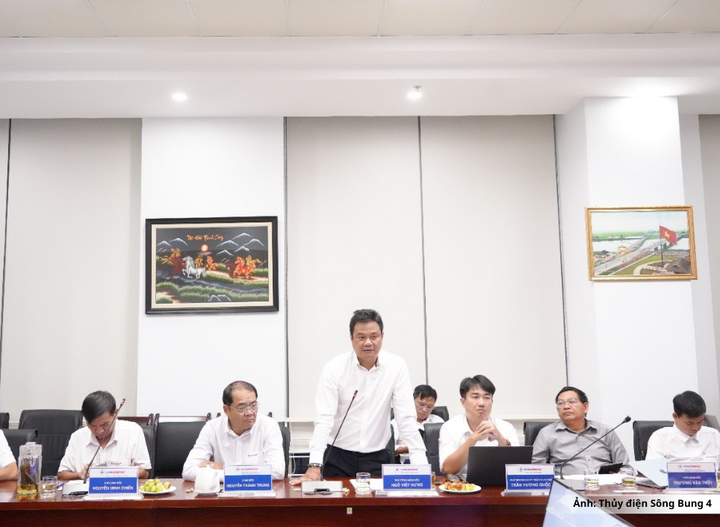 Ông Ngô Việt Hưng, Phó Tổng Giám đốc Tổng công ty Phát điện 2 trao đổi về công tác quản lý, vận hành và khả năng ứng phó với các tình huống thiên tai.