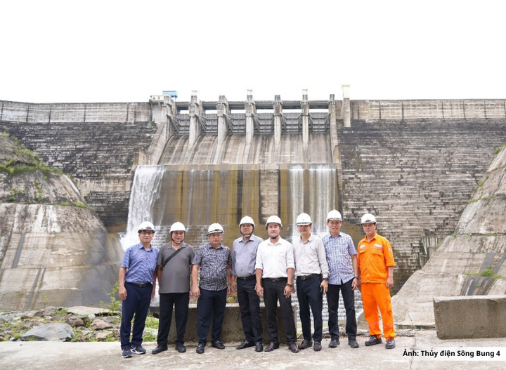 Đoàn công tác chú trọng rà soát công tác chuẩn bị phòng, chống thiên tai mùa lũ.