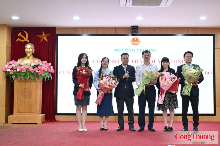 Bộ Công Thương công bố và trao các Quyết định của Bộ trưởng về công tác cán bộ - 3