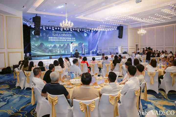 Toàn cảnh đêm tiệc Gala Dinner ấm cúng và sôi động cùng đoàn đại lý, khách hàng.