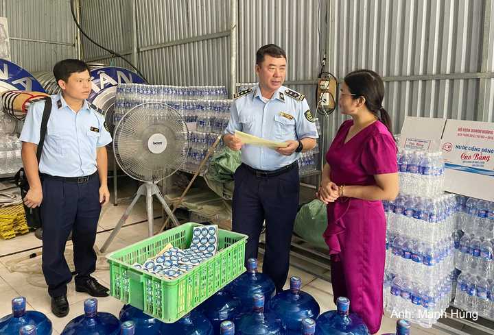 Ông Trần Mạnh Hùng - Chi cục trưởng Chi cục Quản lý thị trường tỉnh Cao Bằng kiểm tra vệ sinh an toàn thực phẩm tại cơ sở nước uống đóng bình trên địa bàn tỉnh.