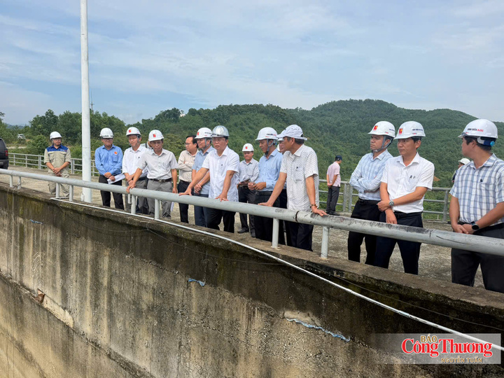 Lãnh đạo thành phố Huế cùng đoàn công tác kiểm tra thực địa trên thân đập thuỷ điện Bình Điền