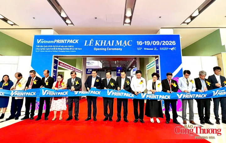 Đại biểu cắt băng khai mạc triển l&atilde;m VietnamPrintPack 2026.
