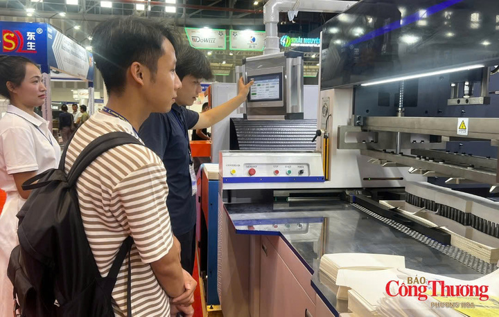Doanh nghiệp trưng b&agrave;y m&aacute;y m&oacute;c in kỹ thuật số tại triển l&atilde;m VietnamPrintPack 2026.