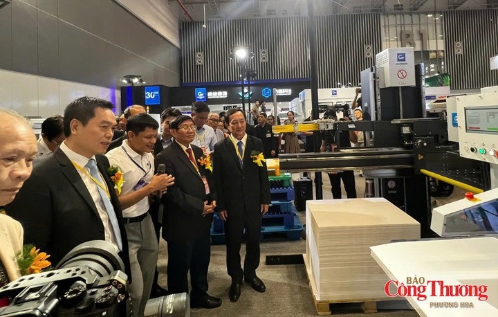 C&aacute;c đại biểu tham quan gian h&agrave;ng m&aacute;y m&oacute;c tại triển l&atilde;m.