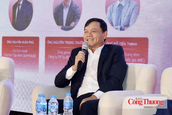 Ông Nguyễn Xuân Phú - Chủ tịch HAMI, Chủ tịch Tập đoàn SUNHOUSE chia sẻ kinh nghiệm quản trị chi phí tại hội thảo.