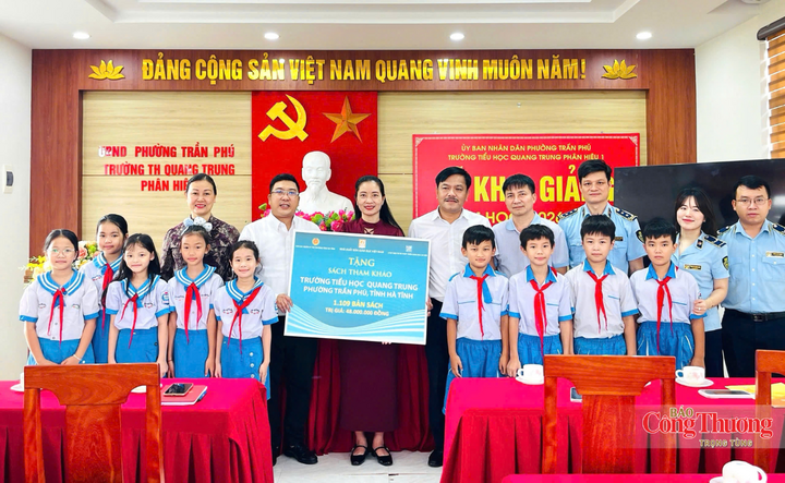 1.109 bản sách với tổng trị giá 48 triệu đồng được trao cho học sinh ở Hà Tĩnh.
