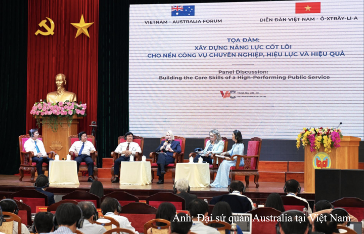 Phiên tọa đàm thảo luận bàn tròn “Xây dựng năng lực cốt lõi cho nền công vụ chuyên nghiệp, hiệu lực và hiệu quả”.