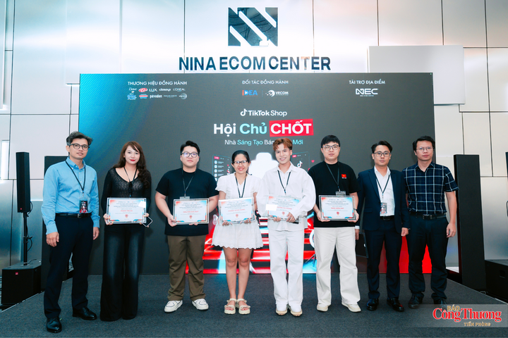TikTok Shop trao giấy chứng nhận hoàn thành nội dung đào tạo cho các nhà sáng tạo.