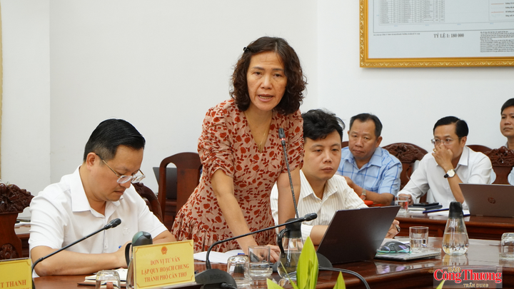 Bà Phạm Thị Huệ Linh, Giám đốc Trung tâm Quy hoạch Khu vực 4, Viện Quy hoạch đô thị và Nông thôn quốc gia (Bộ Xây dựng) trình bày tại hội nghị.