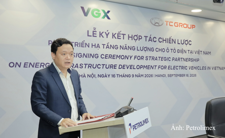 Phó Tổng Giám đốc Petrolimex, Chủ tịch Công ty Cổ phần Hạ tầng Năng lượng Xanh Việt Nam Nguyễn Ngọc Tú phát biểu tại buổi lễ.