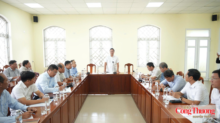 Chủ tịch UBND thành phố Huế Lê Trí Thanh cùng đoàn công tác của các Sở, ban ngành liên quan làm việc với các chủ hồ chứa thuỷ điện, thuỷ lợi